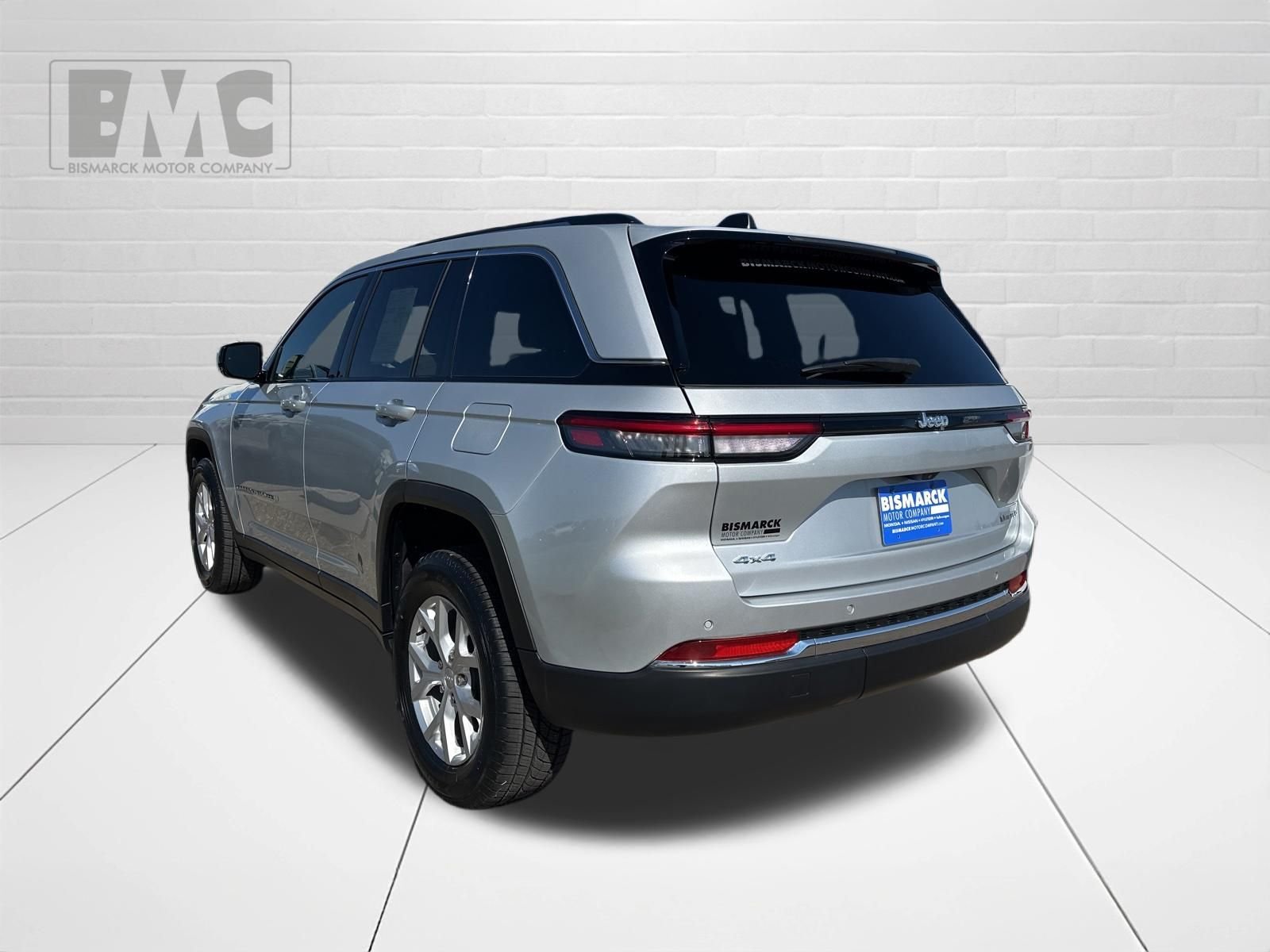 Used 2023 Silver Jeep Limited image 4