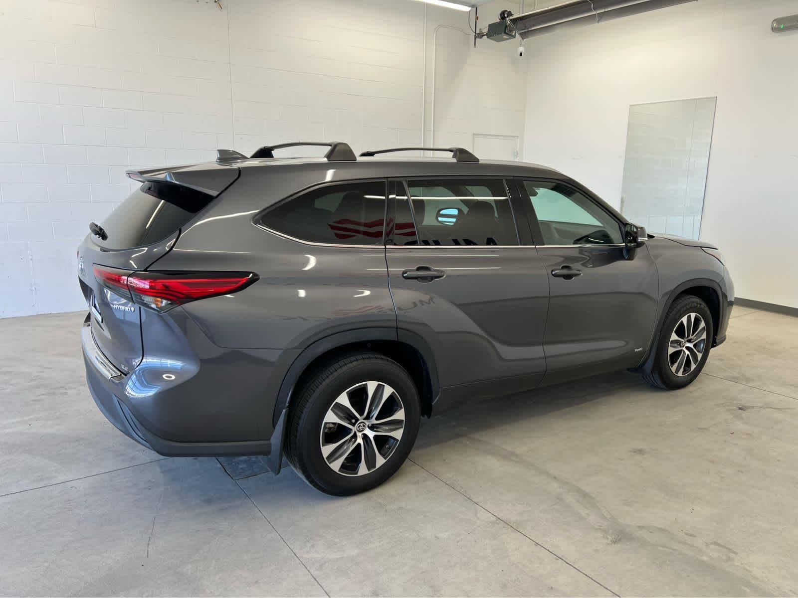 Used 2022 Magnetic Gray Metallic Toyota Hybrid XLE image 3