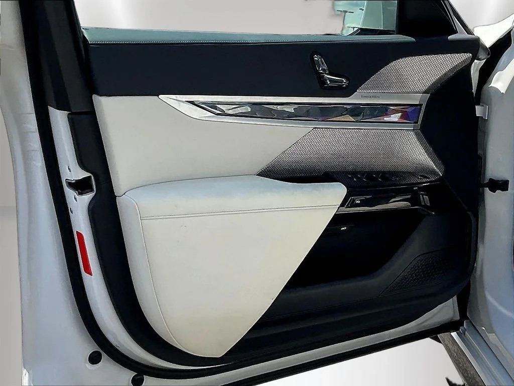 Used 2023 Alpine White BMW xDrive60 image 19
