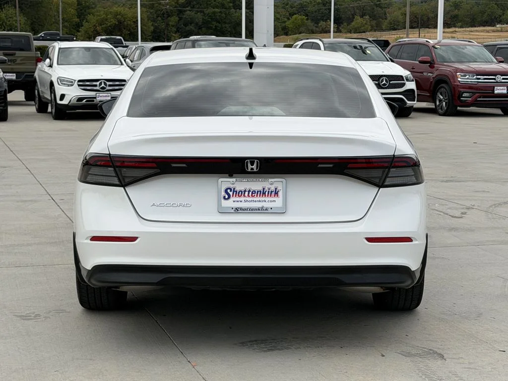 Used 2025 White Honda SE image 5