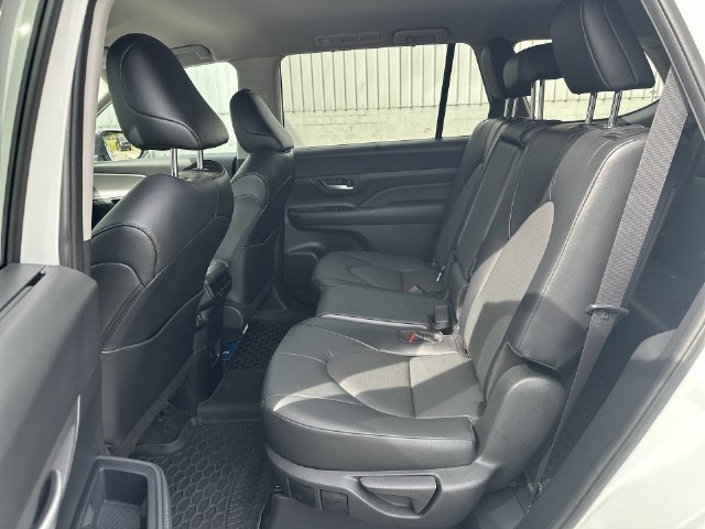 Certified Used 2024 Wind Chill Pearl Toyota XLE image 32