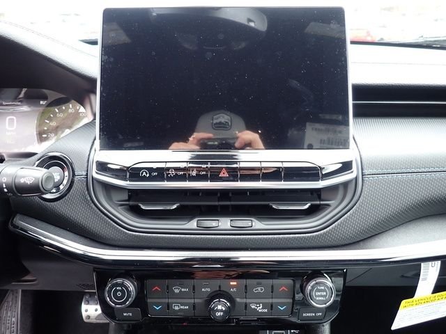 New 2026 Bright White Clearcoat Jeep Latitude image 21