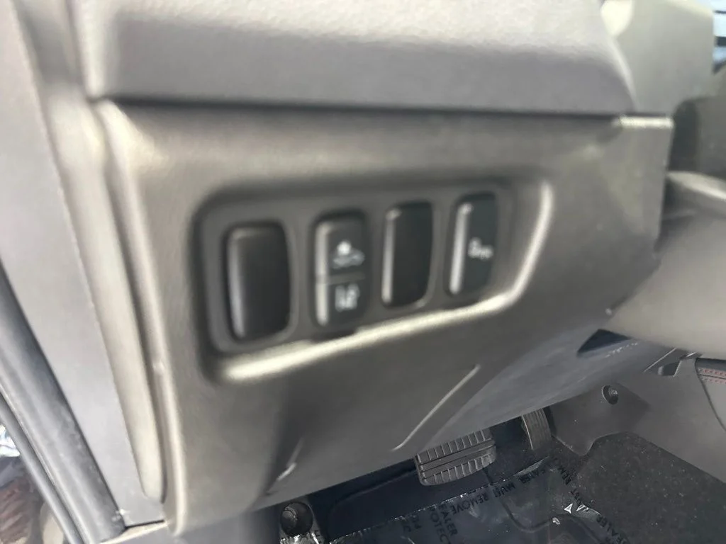 Used 2022 Black Mitsubishi 2.0 SE image 17