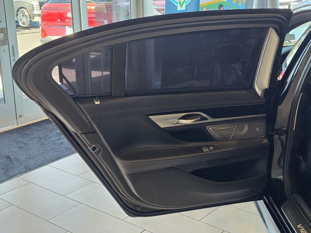 2021 BMW 7 Series M760i - Photo 63
