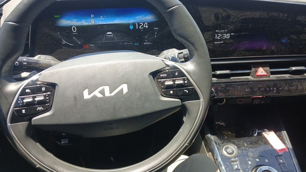 Used 2023 White Kia Wind image 9