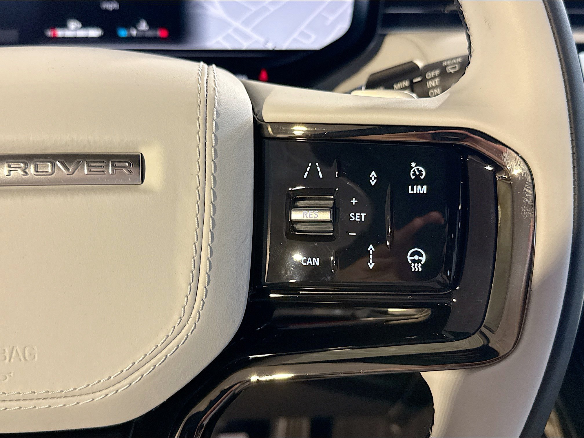 New 2026 Ostuni Pearl White LAND ROVER Dynamic SE image 40