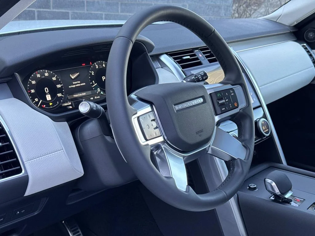 Certified Used 2025 White Land Rover Dynamic SE image 21