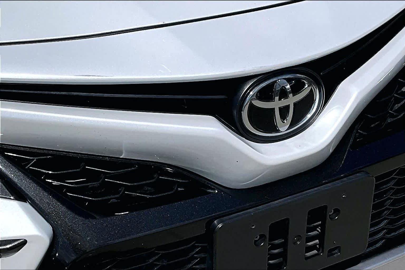 Used 2021 Wind Chill Pearl Toyota XSE image 29