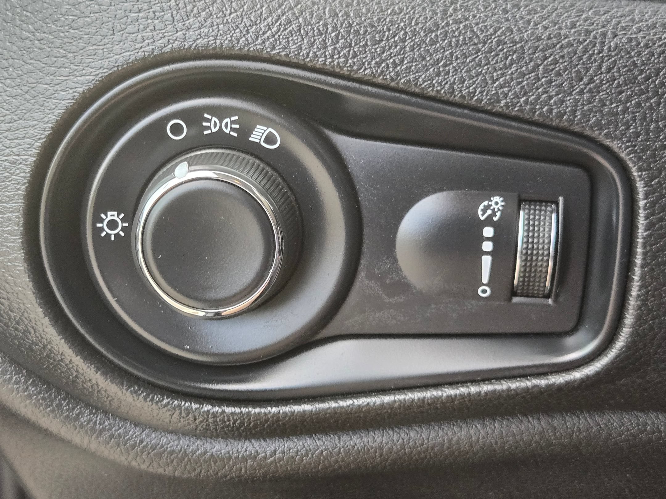 Used 2023 Alpine White Clearcoat Jeep Latitude image 25