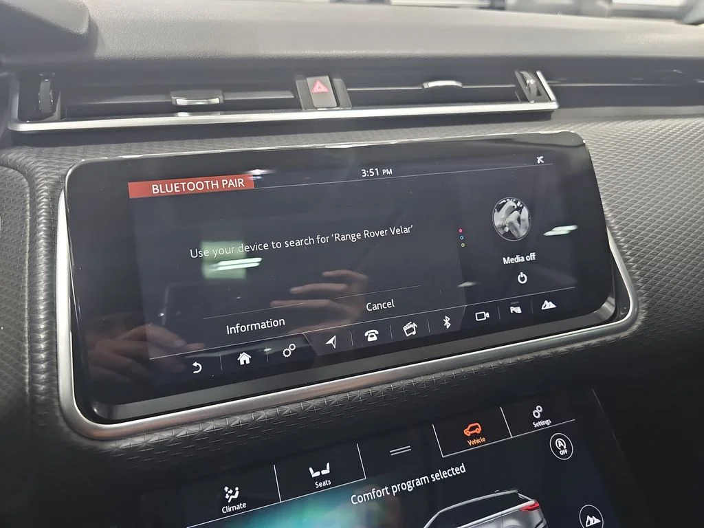 Used 2018 White Land Rover S image 23