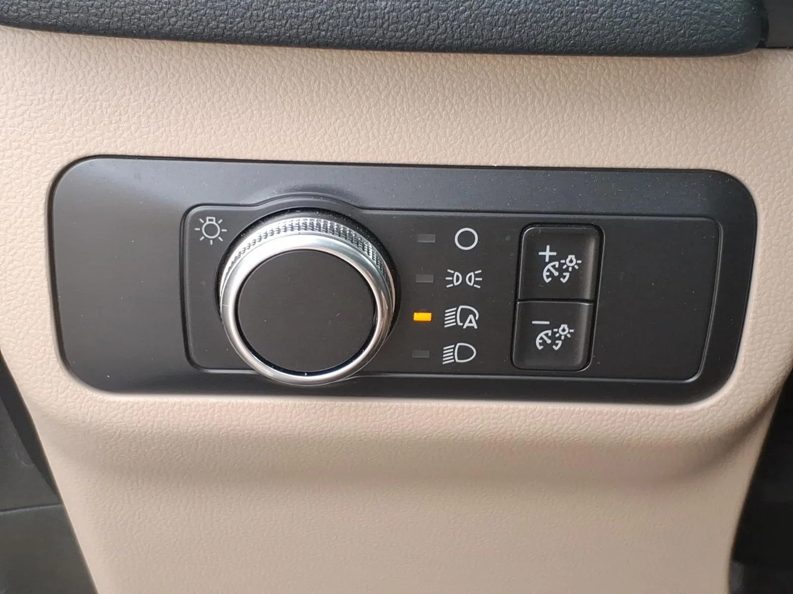 Used 2021 Oxford White Ford SE image 17