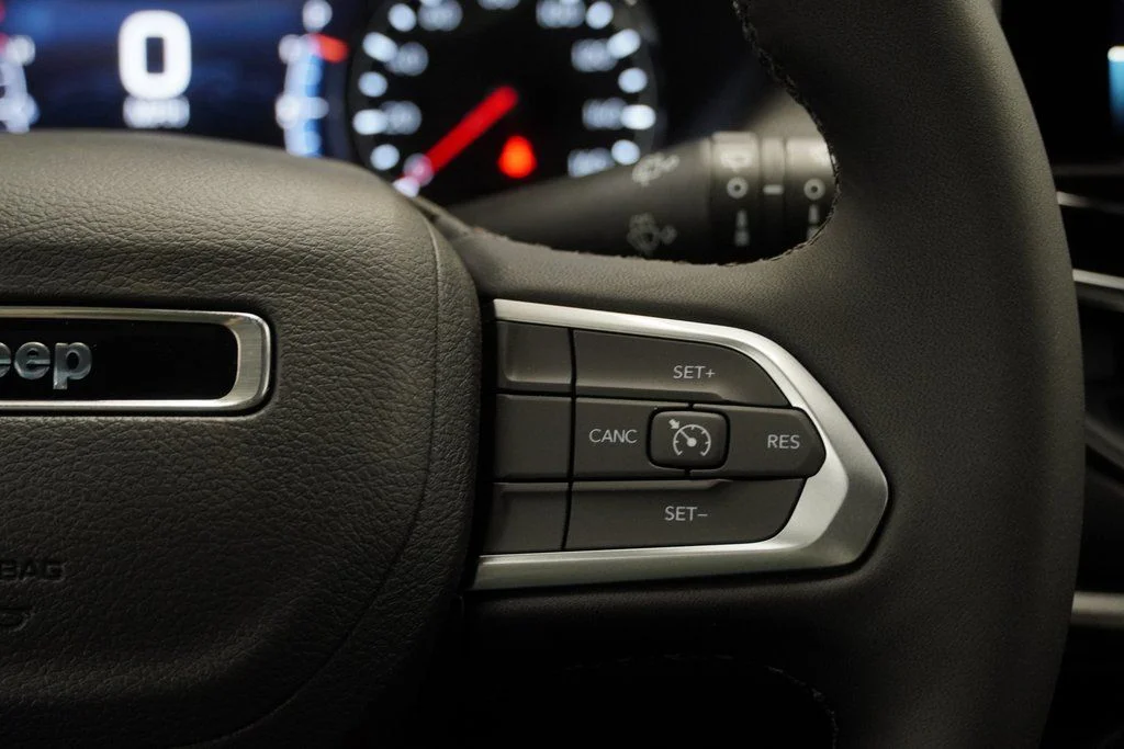 New 2026 Diamond Black Crystal Pearlcoat Jeep Latitude image 26