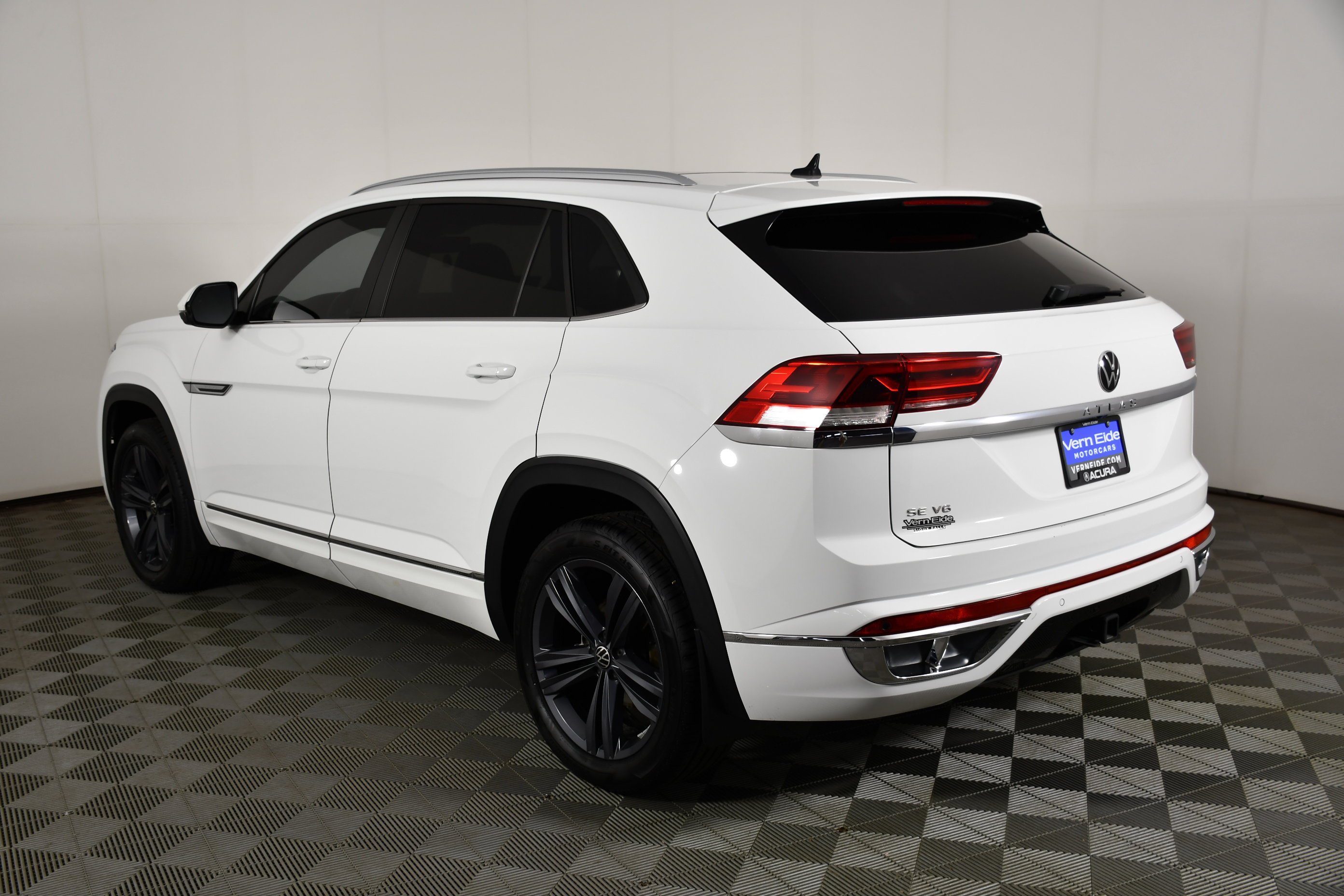 Used 2021 Pure White Volkswagen 3.6L V6 SE w/Technology R-Line image 8