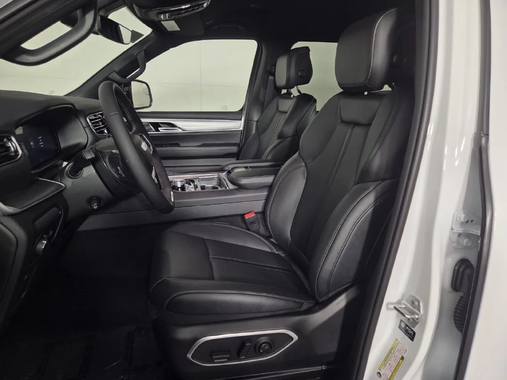 New 2026 Bright White Clear-Coat Exterior Paint Jeep  image 10