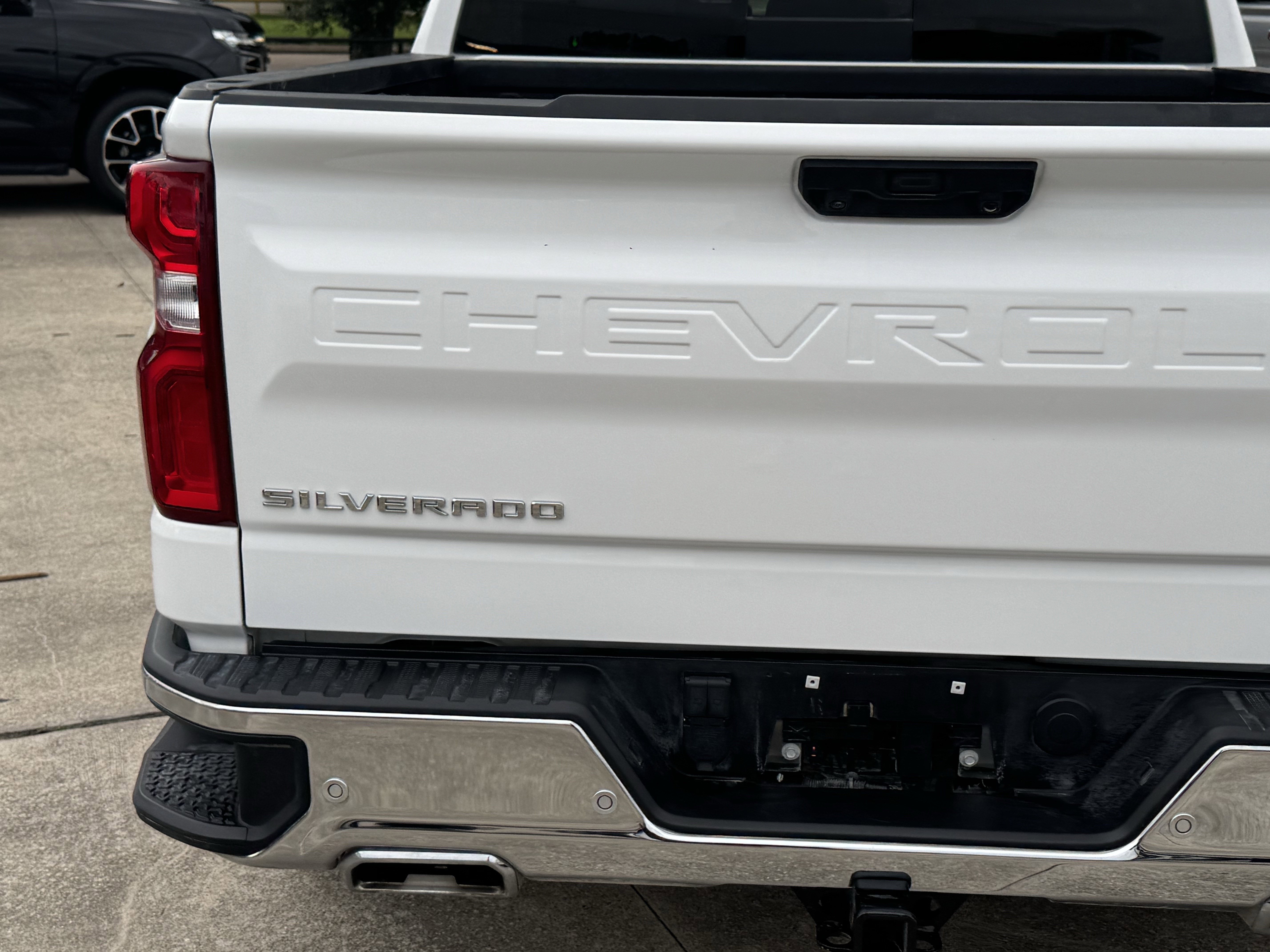 Used 2025 Summit White Chevrolet LTZ image 10