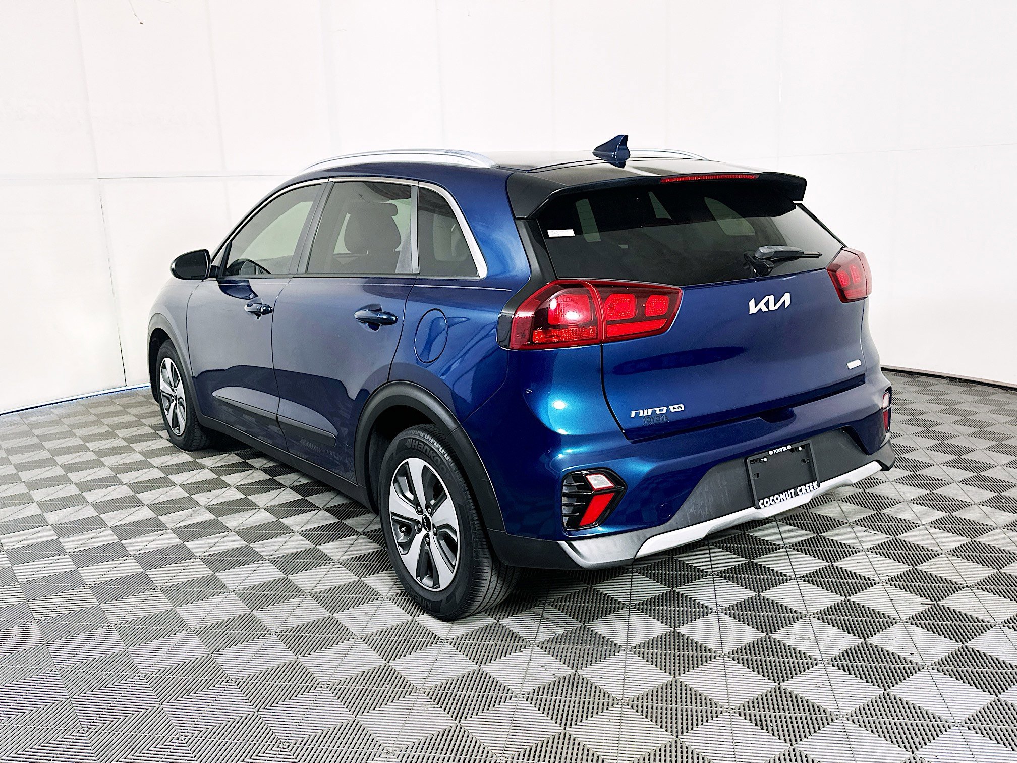 Used 2022 Deep Cerulean Kia LX image 5