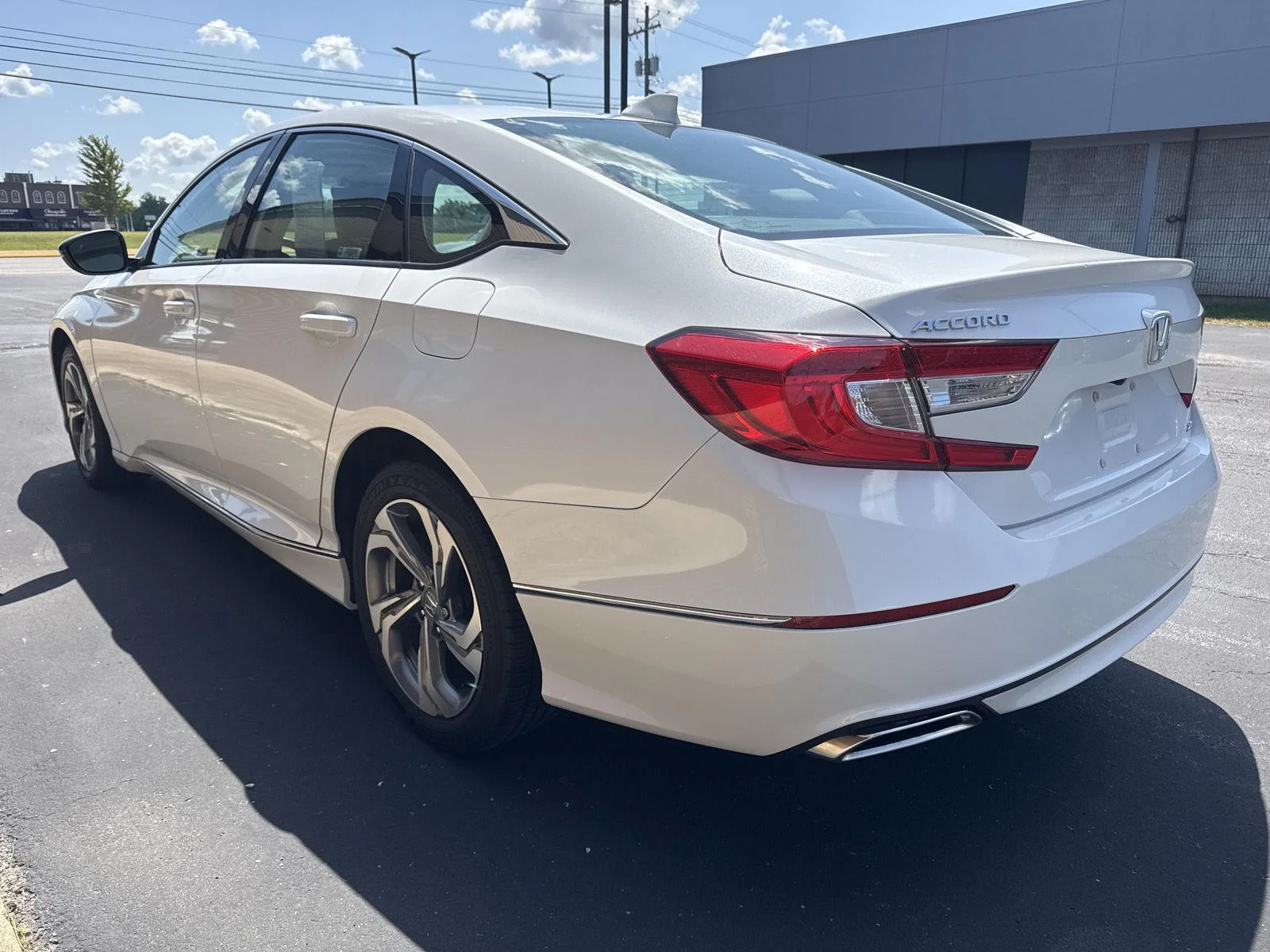 Used 2020 Platinum White Pearl Honda EX-L image 4