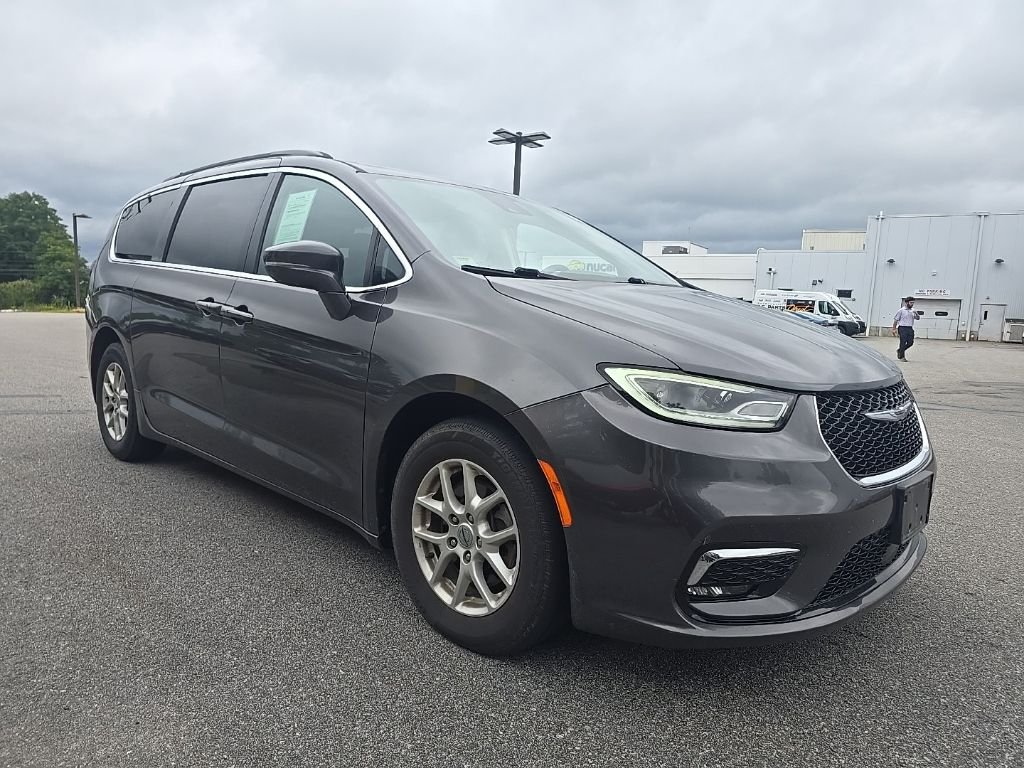 Used 2022 Granite Crystal Metallic Clearcoat Chrysler Touring L image 2