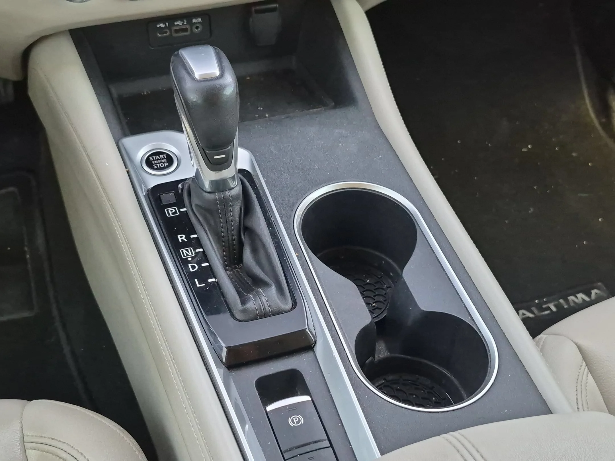 Used 2019 White Nissan 2.5 Platinum image 20