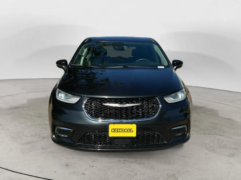 Used 2023 Black Chrysler Touring L image 3