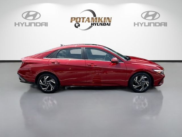 Used 2025 Red Hyundai SEL Convenience image 4