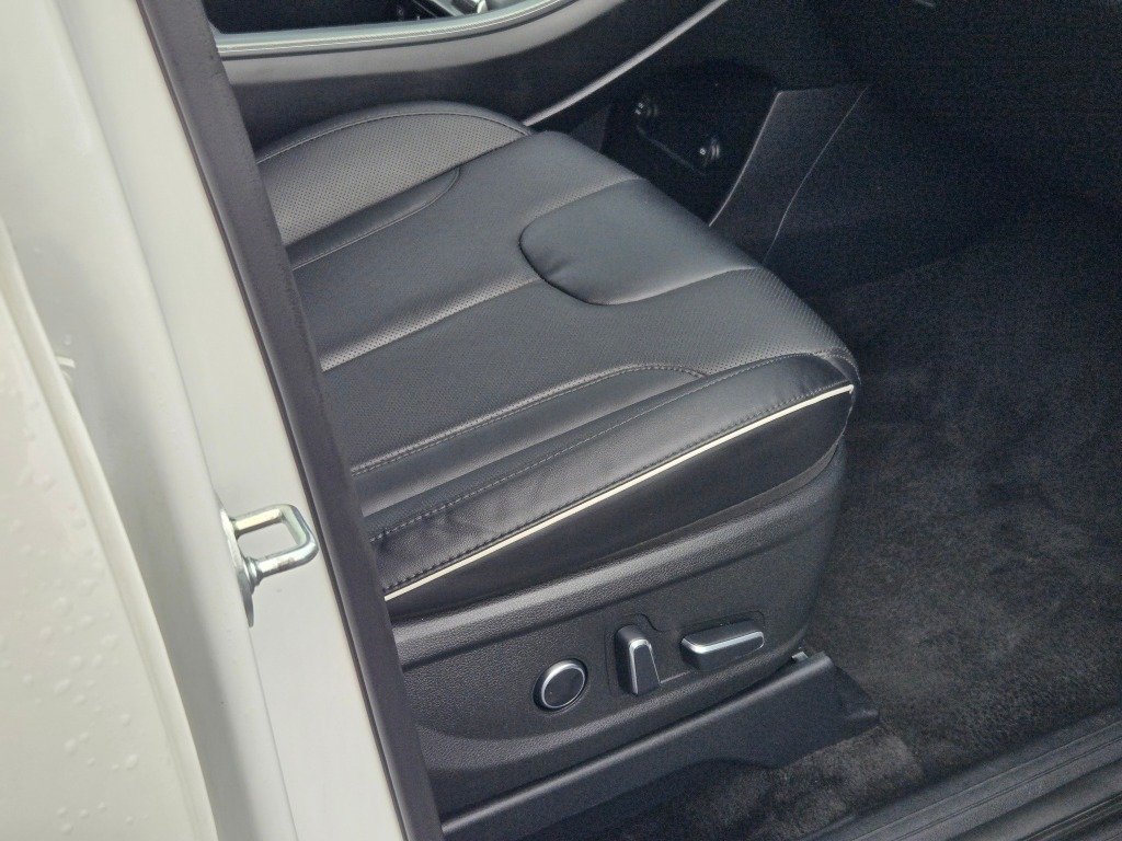 Used 2025 White Hyundai SEL image 7