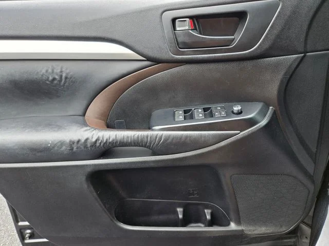 Used 2015 Black Toyota LE Plus V6 image 34