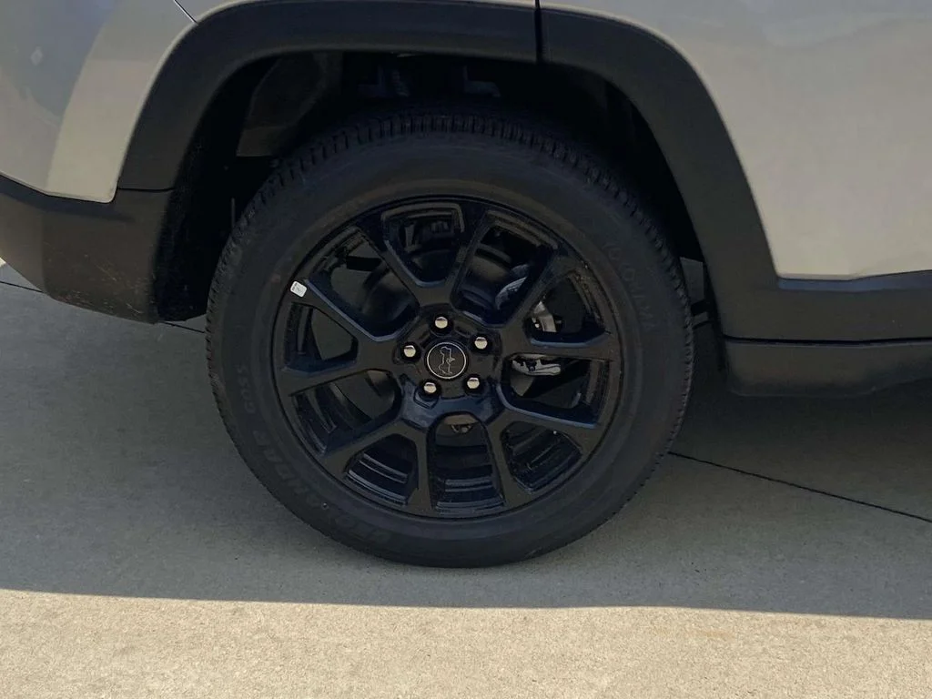 New 2026 Silver Zynith Metallic Clearcoat Jeep Latitude Altitude image 8
