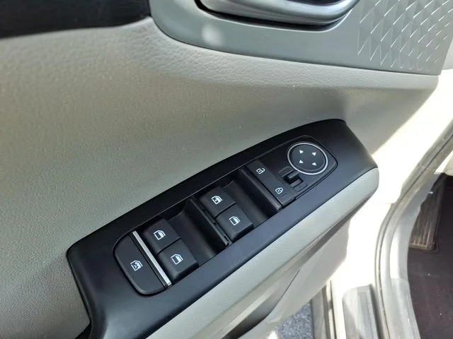 Used 2022 White Kia LX image 19