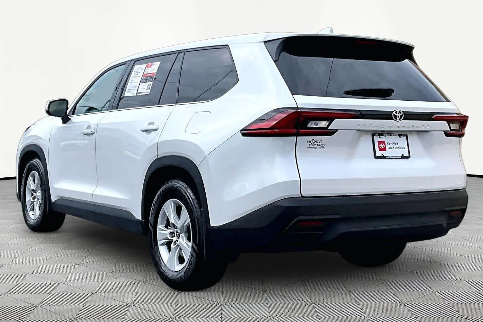 Used 2025 Wind Chill Pearl Toyota LE image 12