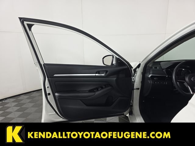 Used 2022 White Nissan 2.5 SV image 20
