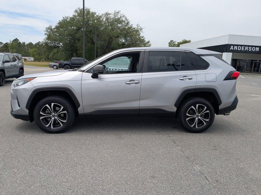 Used 2022  Toyota LE image 7
