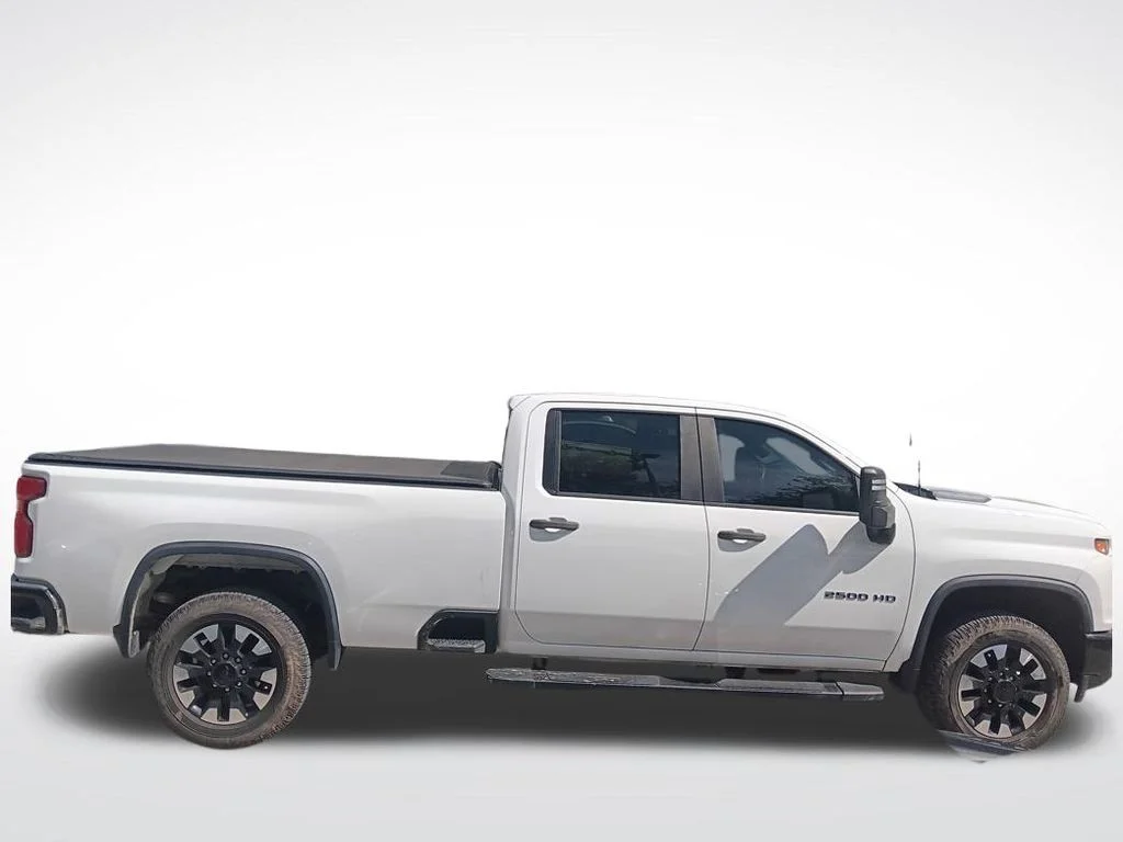 Used 2020 Summit White Chevrolet Custom image 5
