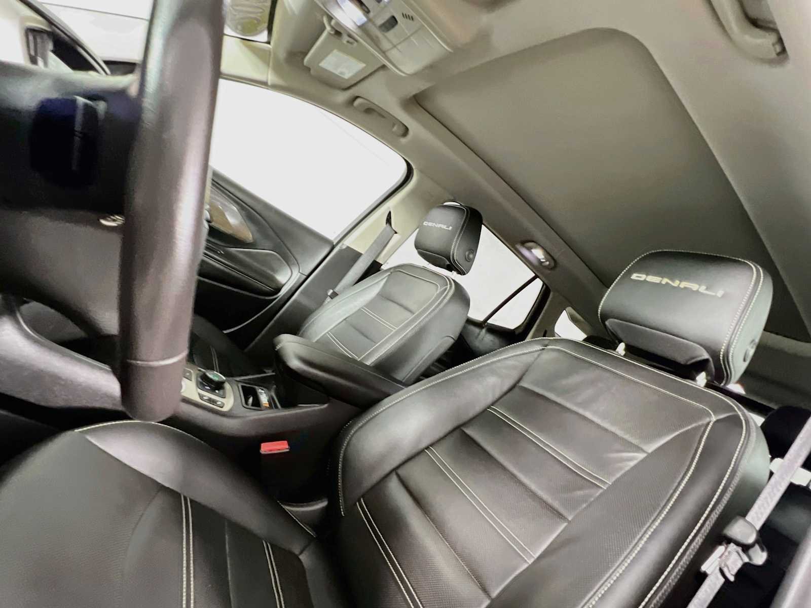 Used 2022 White Frost Tricoat GMC Denali image 23