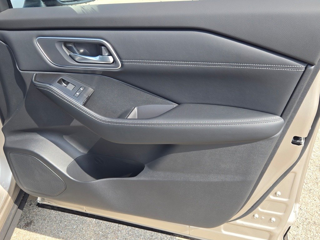 New 2026 Champagne Silver Metallic / Super Black Two-tone Nissan Platinum image 8