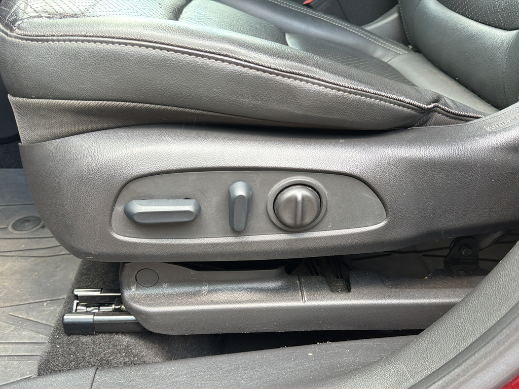 Used 2023 Red Buick Essence image 17