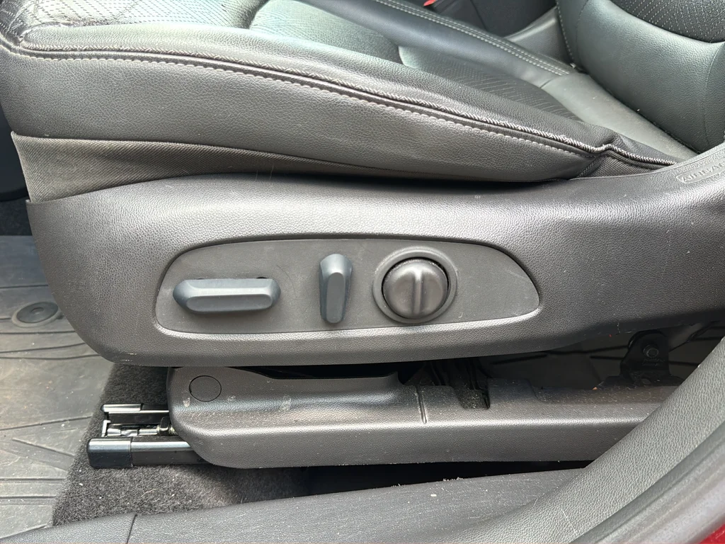 Used 2023 Red Buick Essence image 17