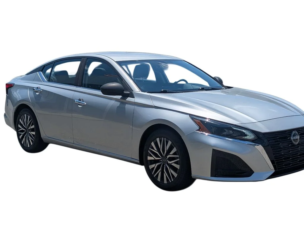 Used 2025 Silver Nissan 2.5 SV image 3