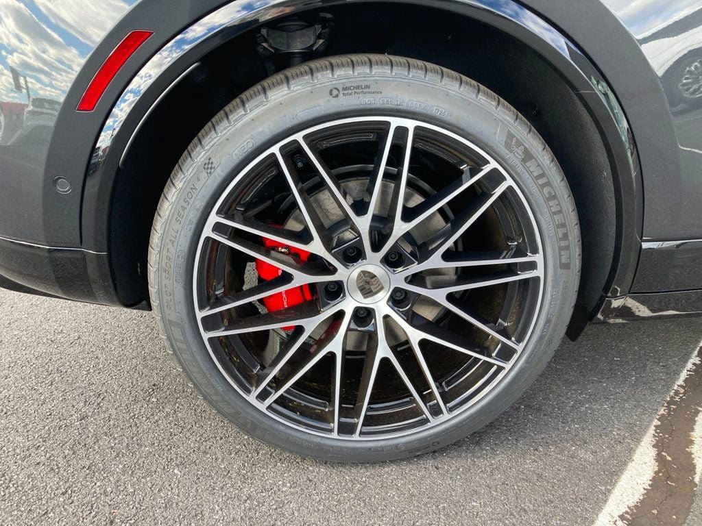 2025 Porsche Macan Turbo Electric - Photo 24