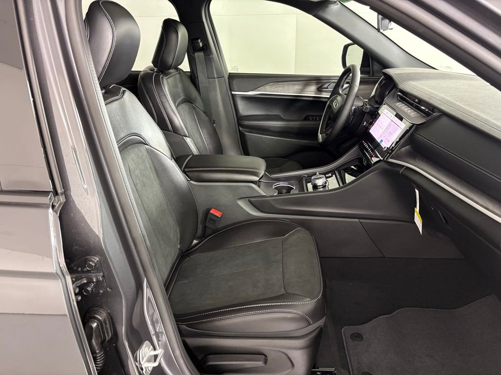 New 2026 Baltic Gray Metallic Clear-Coat Exterior Paint Jeep Altitude image 45