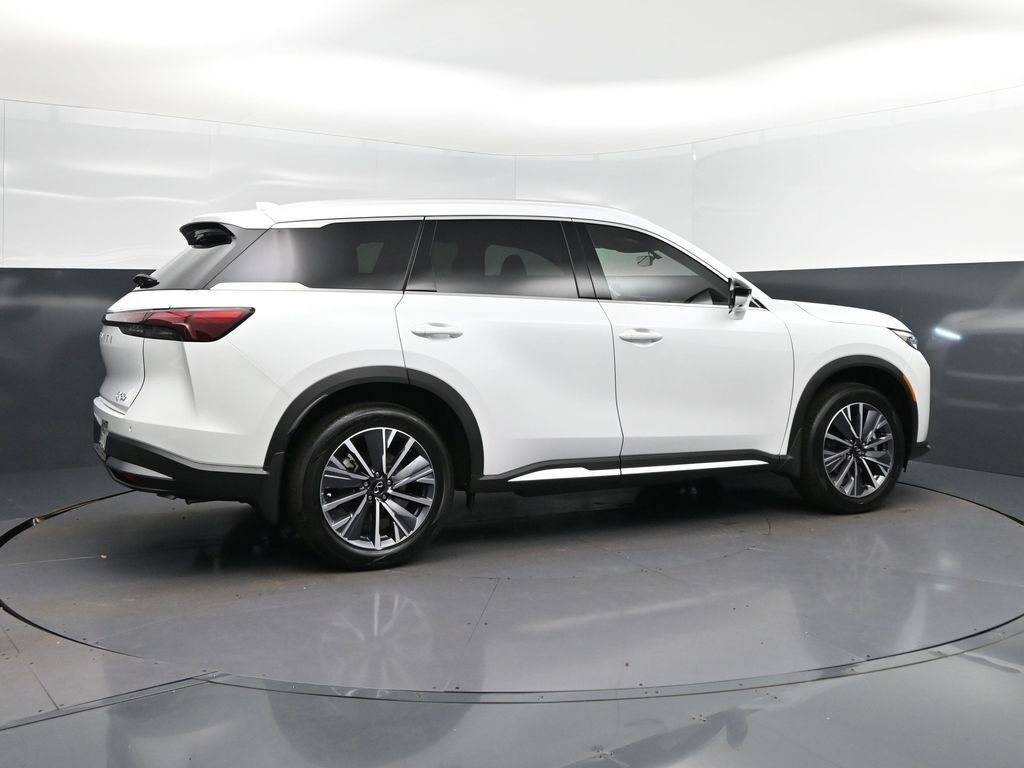 New 2026 RADIANT WHITE INFINITI Luxe FWD image 8