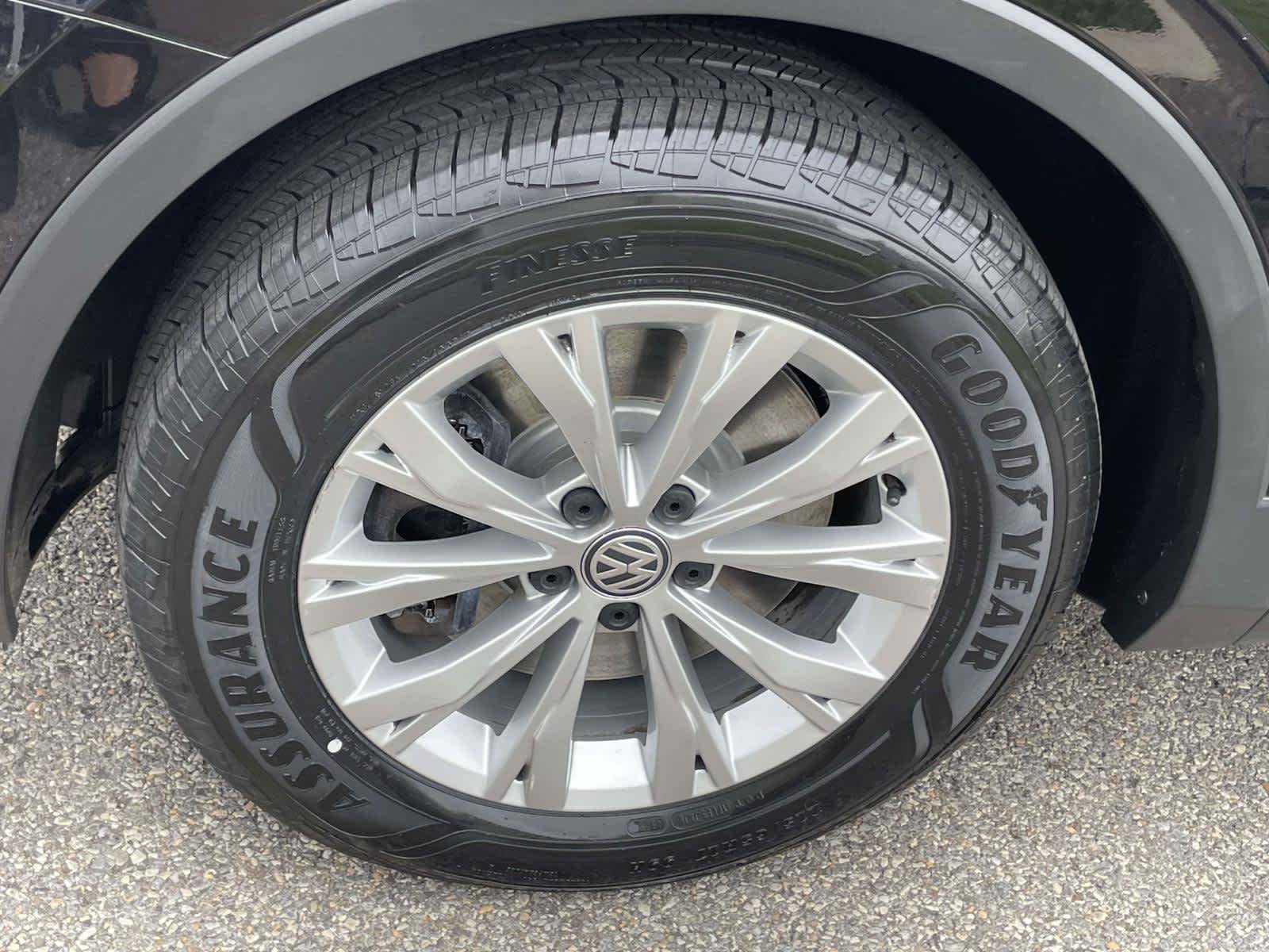 Used 2018 Deep Black Pearl Metallic Volkswagen SE image 14