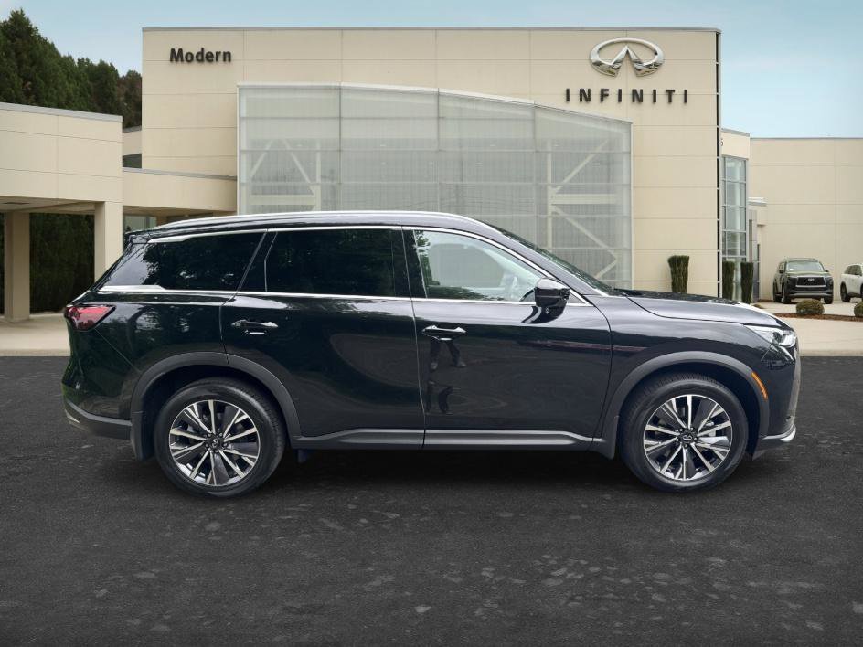 New 2027 MINERAL BLACK INFINITI LUXE image 4