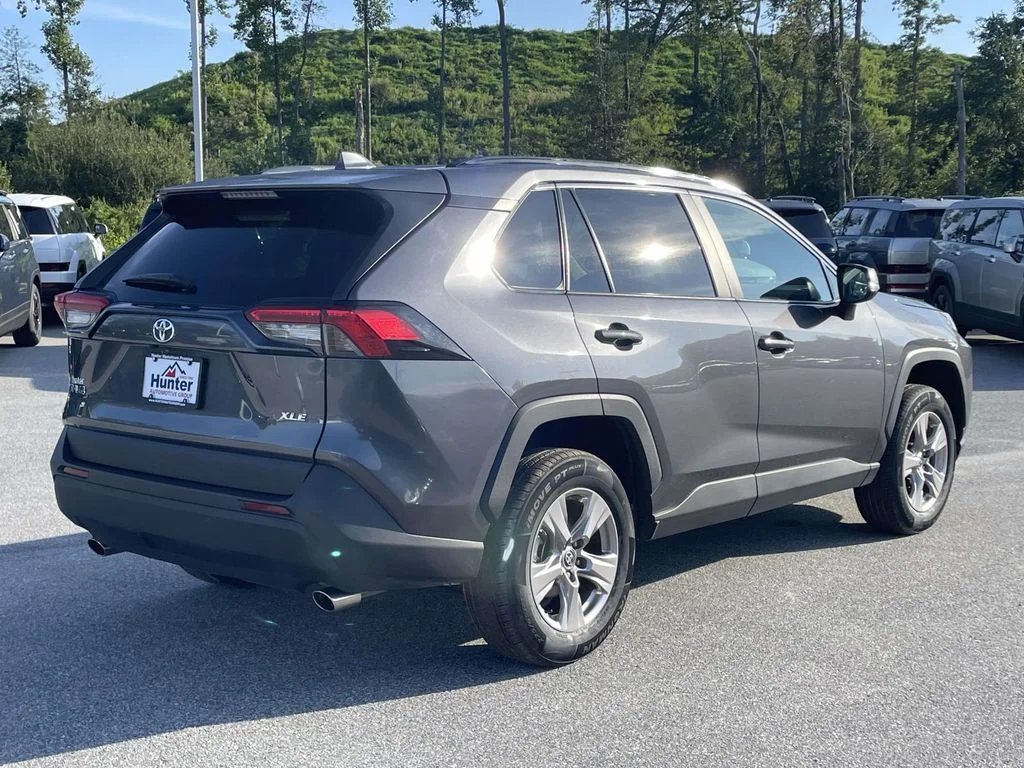 2025 Toyota RAV4 XLE - Photo 28