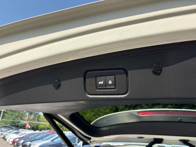 Used 2022 Pearl White Nissan SL image 19
