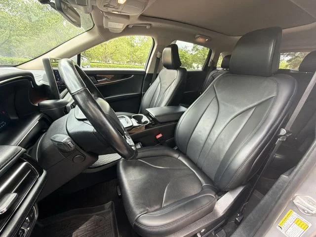 Used 2021 Silver Lincoln Reserve image 11