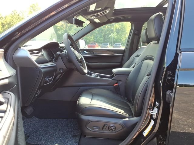 New 2026 Diamond Black Crystal Pearlcoat Jeep Limited image 13