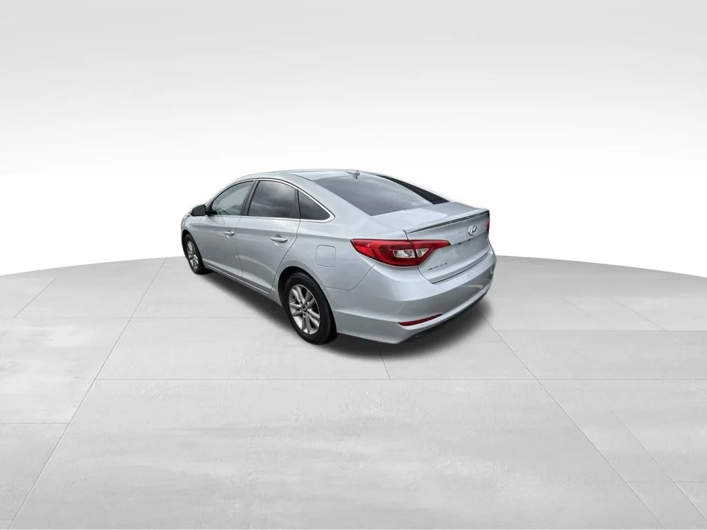 Used 2016 Silver Hyundai SE image 12