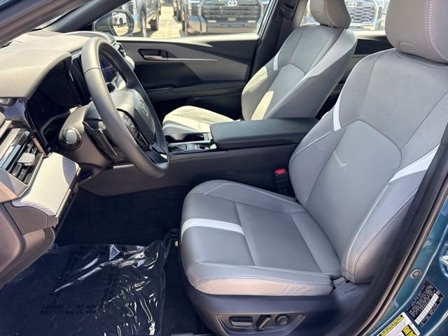 Used 2025  Toyota SE image 11