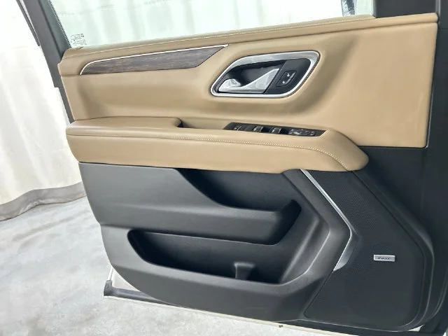 Used 2021 IRIDESCENT PEARL TRICOAT Chevrolet Premier image 22